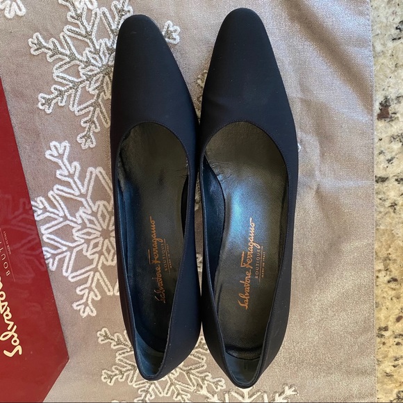 SALVATORE FERRAGAMO Black Pumps NARROW - Picture 9 of 16